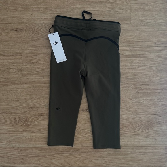 AloYoga Airbrush High-Waist Race Pace Capri in Green Olive/Black sizeXS *NEW* - Picture 2 of 9